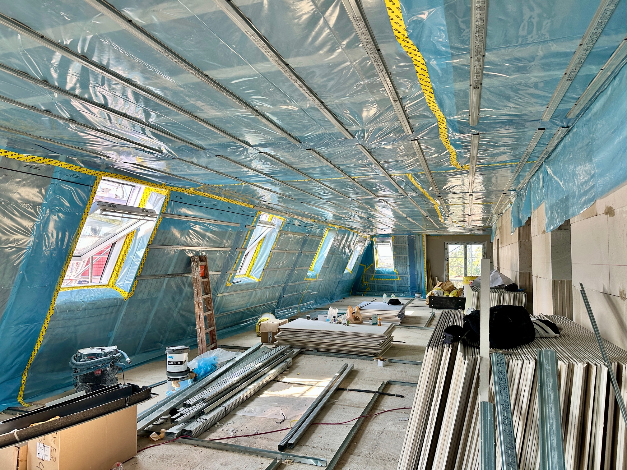 09.09.2025 // Der Innenausbau - hier Dachgeschoss - geht voran.